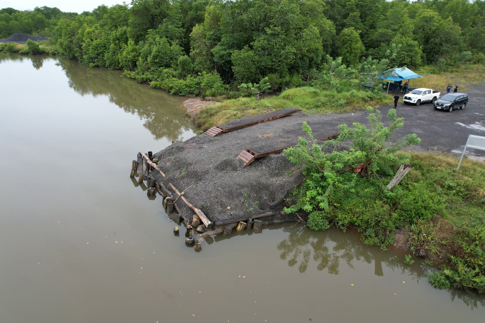 Pandangan udara jetty di tepi sungai.