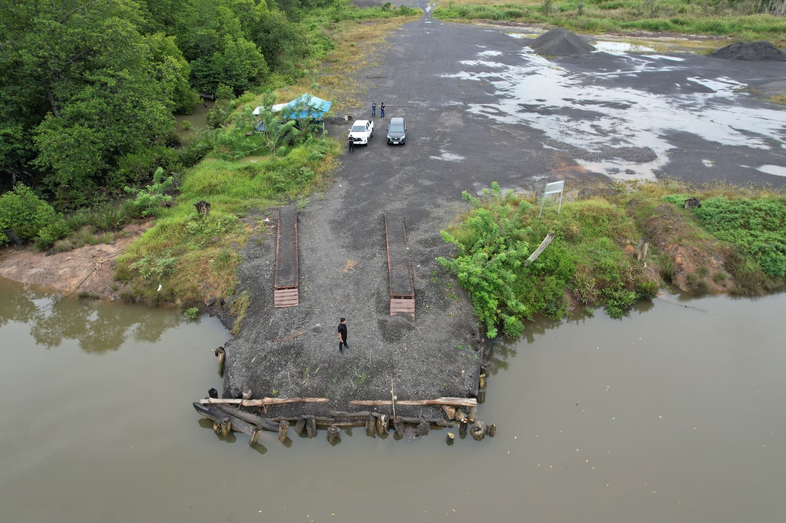 Pandangan udara kepala jetty dan area penumpukan di tepi sungai.
